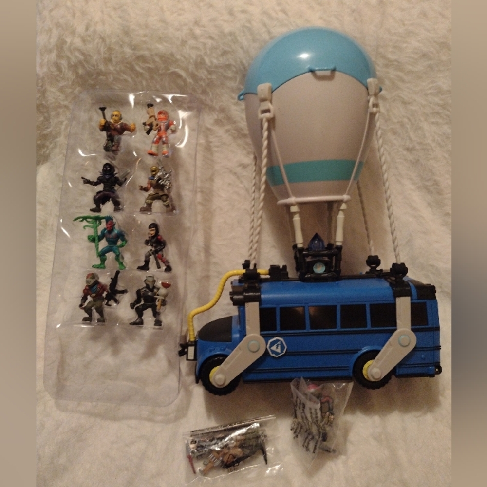 Fortnite Battle Royale Moose x Epic Games 2" Mini Figures + Battle Bus Lot